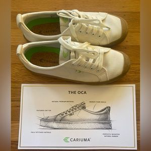 Like-new white canvas women’s Cariuma sneakers. Comfortable and classic.